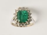 une bague en émeraude et diamant
