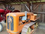 un tracteur et une ornière de tracteur dans une grange