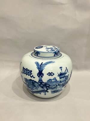 chinese blue and white porcelain jar with dragon design
