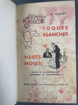 un livre sur lequel figure la photo d'une femme dans une cuisine