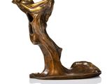 statue en bronze représentant une femme tenant un oiseau, sur fond blanc