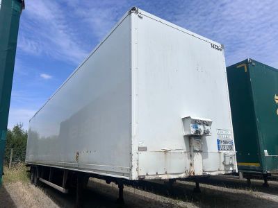 un camion blanc garé sur le bord de la route