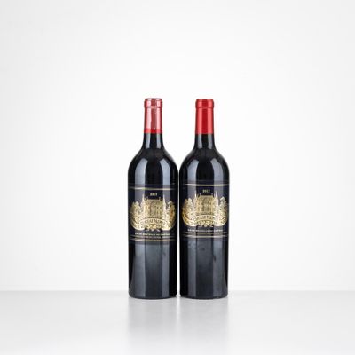 deux bouteilles de vin rouge posées sur une table