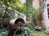 une boîte aux lettres posée au milieu d'un jardin
