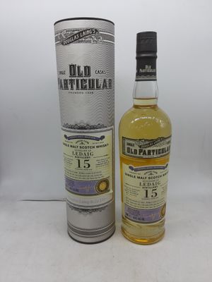 une bouteille de whisky écossais « Old Particular » posée à côté d'un carton