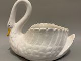 un bol en forme de cygne blanc posé sur une table