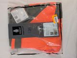 un sac de vêtements posé sur une table