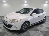 la petite voiture blanche est garée dans une grande pièce