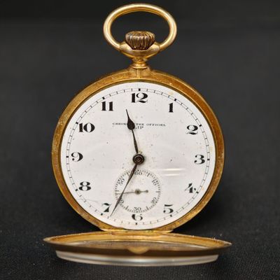 une montre de poche antique sur une surface noire avec un fond noir
