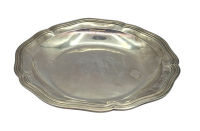 une assiette en argent antique sur fond blanc avec un fond blanc