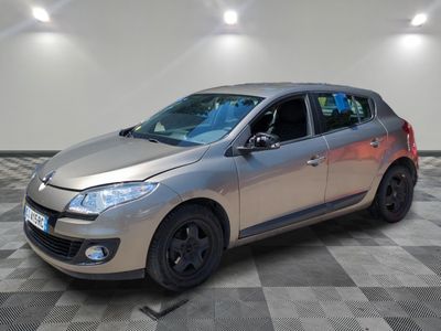 la photo d'une voiture argentée sur un sol en damier