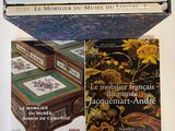 deux livres sont empilés l'un sur l'autre sur une étagère