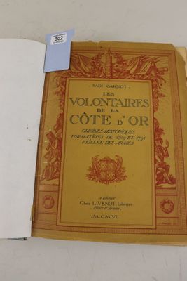 un livre ouvert sur une table
