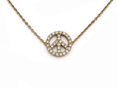 un collier avec un symbole de la paix en diamant, monté sur une chaîne en or