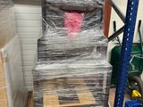 une pile de palettes dans un entrepôt, recouvertes d'un film plastique