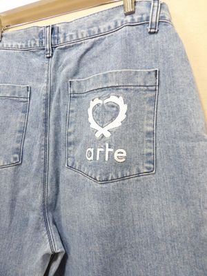 pantalon en jean avec un cœur et le mot « ohe » à l'arrière