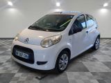 la petite voiture blanche est garée sur un sol en damier