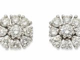 une paire de boucles d'oreilles en diamants en grappe