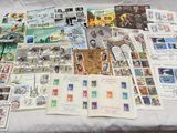 une multitude de timbres et de cartes postales étalés sur un lit