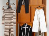 une photo d'un placard contenant des vêtements et un porte-manteau