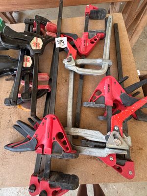 un grand nombre d'outils posés sur une table