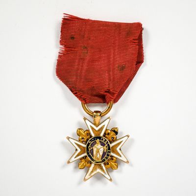 l'image d'une médaille avec une étoile sur une surface blanche