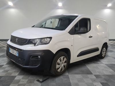 la camionnette blanche est garée sur le sol en damier d'une pièce