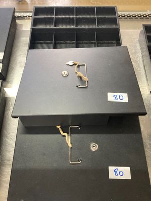 de nombreux cartons posés sur un tapis roulant