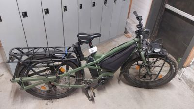 un vélo vert avec un sac attaché à l'arrière