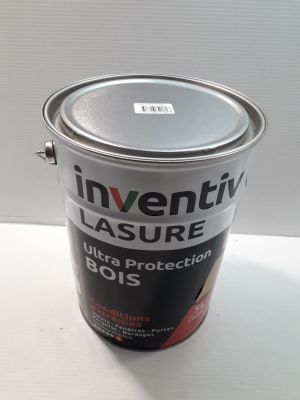 une photo d'un pot de peinture posé sur une table