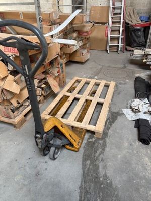 une grande pile de cartons et une palette dans un entrepôt