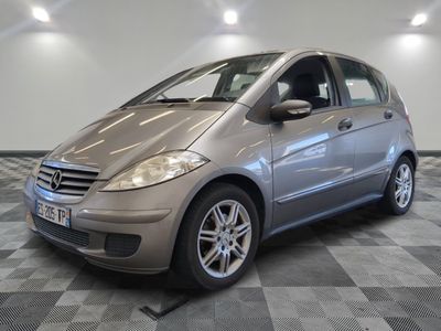 la photo d'une voiture argentée garée dans un garage