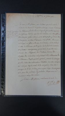 un vieux document écrit posé sur une table