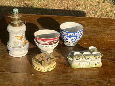 une table en bois sur laquelle sont posés de nombreux objets différents