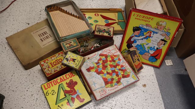 Lot de jeux anciens et divers dont lotocalcul, cubes alphabétique...