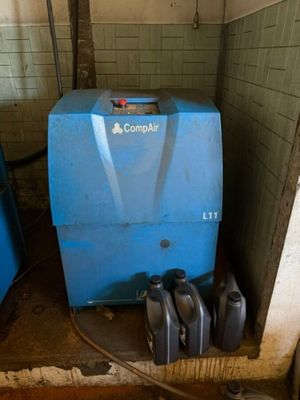 un réservoir bleu posé dans un coin d'une pièce
