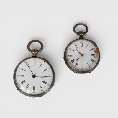 paire de montres de poche anciennes avec chiffres romains et chiffres romains