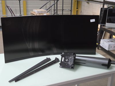 une photo d'un téléviseur à écran plat posé sur une table