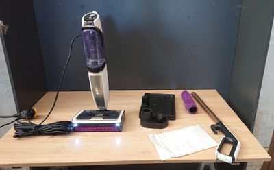 un aspirateur posé sur une table avec d'autres objets