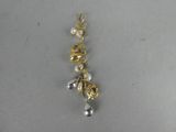 une photo en gros plan d'un collier en or et en argent