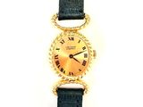 une image d'un gros plan d'une montre-bracelet avec des chiffres romains