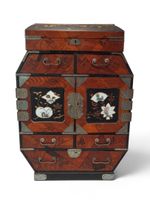 Petit cabinet à poser en placage de bois exotique et morceau…