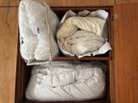 Linge de maison - lot comprenant trois couettes, un petit ed… (photo 2)