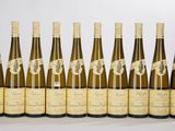 un groupe de six bouteilles de vin assises les unes à côté des autres