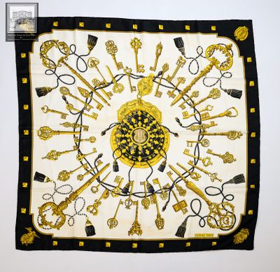 une image représentant un foulard carré orné de clés