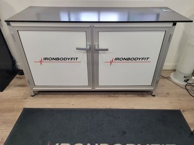 une photo d'une armoire en acier inoxydable dont la porte est ouverte