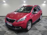 la voiture rouge est garée dans le garage sur le sol en damier