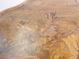 un gros plan d'une table en bois ornée d'un motif floral