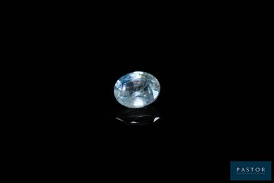 un diamant bleu sur fond noir