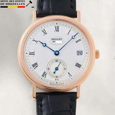 une image d'un gros plan d'une montre-bracelet avec des chiffres romains